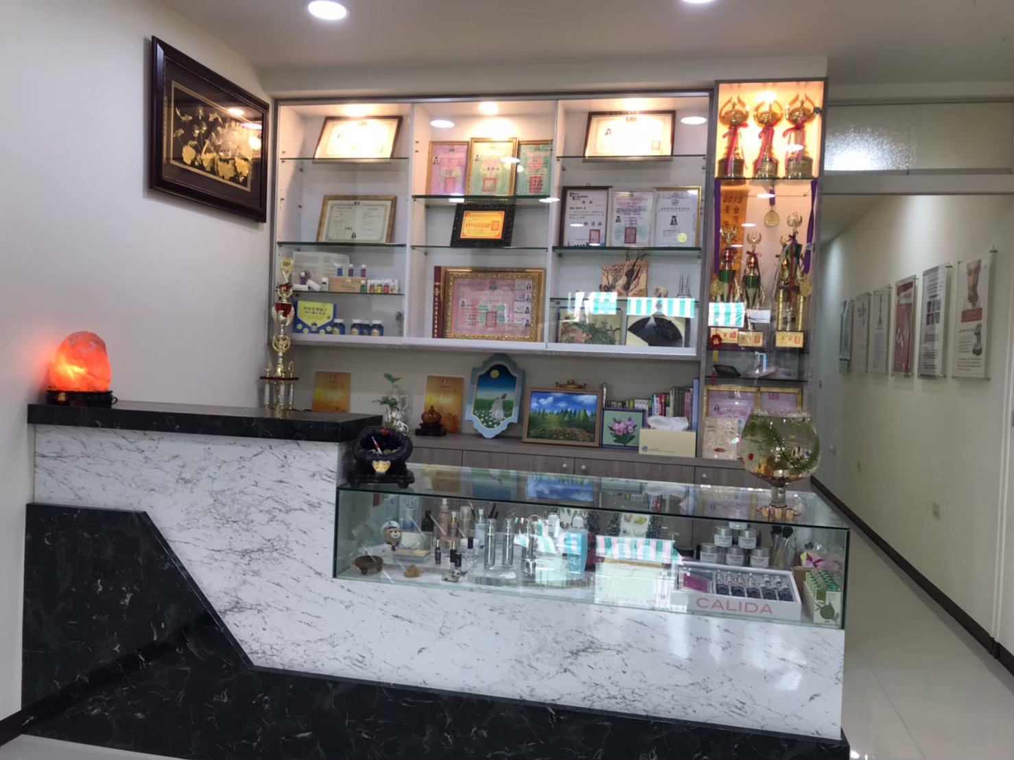 延庭SPA 專業環境與獎座牆